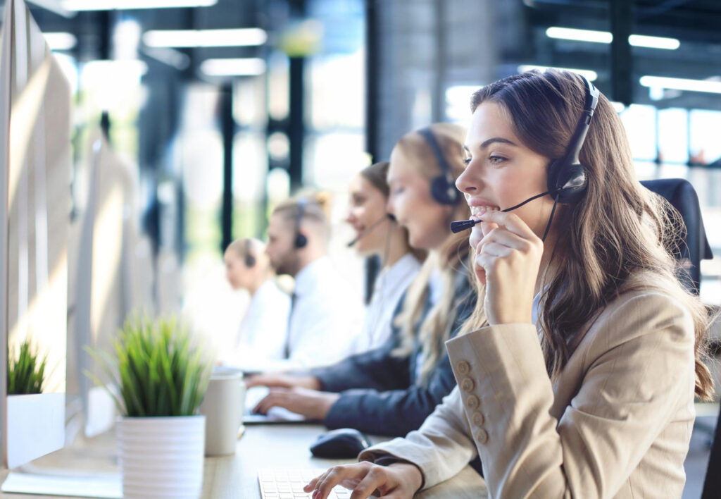 Funciones esenciales de un analista de call center para mejorar el rendimiento de un equipo de atención al cliente